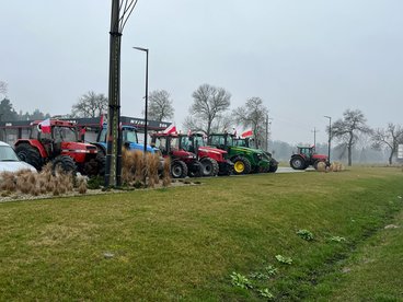 Trwa protest rolników. W powiecie wieluńskim blokują drogę nr 74 w miejscowości Osjaków